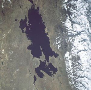 Lago Titicaca visto desde el espacio; Tiwanaku se encuentra hacia el sur, en el fondo de la imagen 